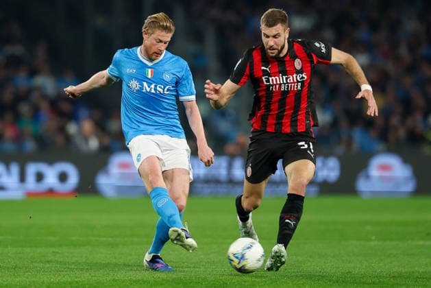 Napoli™s Kevin De Bruyne, AC Milan s Strahinja Pavlovic during the Serie A soccer match between Napoli and Milan at the Diego Armando Maradona Stadium in Naples, southern italy - Monday , April 06 , 2026. - Soccer .  Copyright: xAlessandroxGarofalo LaPressex