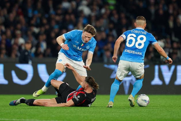 AC Milan s Adrien Rabiot, Napoli s Scott McTominay during the Serie A soccer match between Napoli and Milan at the Diego Armando Maradona Stadium in Naples, southern italy - Monday , April 06 , 2026. - Soccer .  Copyright: xAlessandroxGarofalo LaPressex