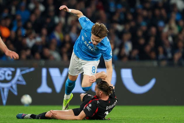 AC Milan s Adrien Rabiot, Napoli s Scott McTominay during the Serie A soccer match between Napoli and Milan at the Diego Armando Maradona Stadium in Naples, southern italy - Monday , April 06 , 2026. - Soccer .  Copyright: xAlessandroxGarofalo LaPressex