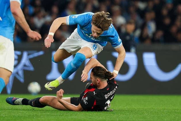 AC Milan s Adrien Rabiot, Napoli s Scott McTominay during the Serie A soccer match between Napoli and Milan at the Diego Armando Maradona Stadium in Naples, southern italy - Monday , April 06 , 2026. - Soccer .  Copyright: xAlessandroxGarofalo LaPressex