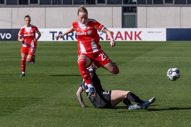 Fight for the ball duel between Julia Debitzki SGS Essen, 23 and Franziska Kett FC Bayern Muenchen Frauen, 20 GER, FC Bayern Muenchen Frauen vs SGS Essen, Football, DFB Pokal, Semifinal, Season 2025 2026, 06 04 2026 DFL DFB REGULATIONS PROHIBIT ANY USE OF PHOTOGRAPHS as IMAGE SEQUENCES and or QUASI VIDEO GER, FC Bayern Muenchen Frauen vs SGS Essen, Football, DFB Pokal, Semifinal, Season 2025 2026, 06 04 2026 Muenchen Copyright: xEibner-Pressefoto HeikexFeinerx EP_HFR