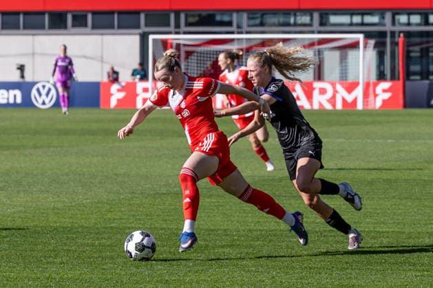 Fight for the ball duel between Franziska Kett FC Bayern Muenchen Frauen, 20 and Julie Terlinden SGS Essen, 02 GER, FC Bayern Muenchen Frauen vs SGS Essen, Football, DFB Pokal, Semifinal, Season 2025 2026, 06 04 2026 DFL DFB REGULATIONS PROHIBIT ANY USE OF PHOTOGRAPHS as IMAGE SEQUENCES and or QUASI VIDEO GER, FC Bayern Muenchen Frauen vs SGS Essen, Football, DFB Pokal, Semifinal, Season 2025 2026, 06 04 2026 Muenchen Copyright: xEibner-Pressefoto HeikexFeinerx EP_HFR
