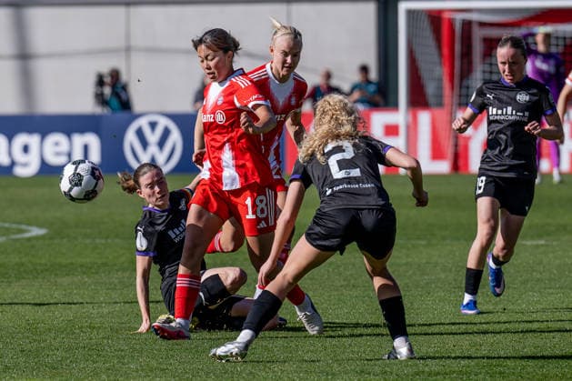 Momoko Tanikawa FC Bayern Muenchen Frauen, 18 asserts herself against two opponents GER, FC Bayern Muenchen Frauen vs SGS Essen, Football, DFB Pokal, Semifinal, Season 2025 2026, 06 04 2026 DFL DFB REGULATIONS PROHIBIT ANY USE OF PHOTOGRAPHS as IMAGE SEQUENCES and or QUASI VIDEO GER, FC Bayern Muenchen Frauen vs SGS Essen, Football, DFB Pokal, Semi-final, Season 2025 2026, 06 04 2026 Muenchen Copyright: xEibner-Pressefoto HeikexFeinerx EP_HFR