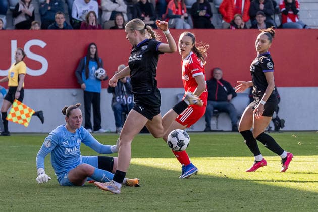 Natalia Padilla Bidas FC Bayern Muenchen Frauen, 23 misses here against Luisa Palmen Torfrau, SGS Essen, 21 and Lany Mia Baecker SGS Essen, 26 , behind Vanessa Fuerst SGS Essen, 08 GER, FC Bayern Muenchen Frauen vs SGS Essen, Soccer, DFB Pokal, Semifinal, Season 2025 2026, 06 04 2026 DFL DFB REGULATIONS PROHIBIT ANY USE OF PHOTOGRAPHS as IMAGE SEQUENCES and or QUASI VIDEO GER, FC Bayern Muenchen Frauen vs SGS Essen, Football, DFB Pokal, Semifinal, Season 2025 2026, 06 04 2026 Muenchen Copyright: xEibner-Pressefoto HeikexFeinerx EP_HFR