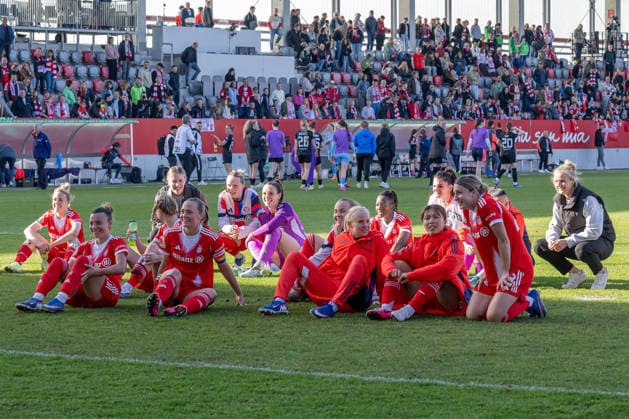 The Munich women celebrate the victory and the associated entry into the final in front of the fan curve GER, FC Bayern Muenchen Frauen vs SGS Essen, Football, DFB Pokal, Semifinal, Season 2025 2026, 06 04 2026 DFL DFB REGULATIONS PROHIBIT ANY USE OF PHOTOGRAPHS as IMAGE SEQUENCES and or QUASI VIDEO GER, FC Bayern Muenchen Frauen vs SGS Essen, Football, DFB Pokal, Semi-final, Season 2025 2026, 06 04 2026 Muenchen Copyright: xEibner-Pressefoto HeikexFeinerx EP_HFR