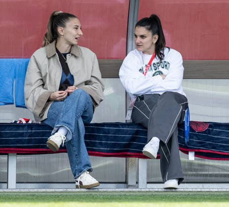 The injured Katharina Naschenweng FC Bayern Muenchen Frauen, 19 and Jovana Damnjanovic FC Bayern Muenchen Frauen, 09 in civilian clothes on the bench before the match GER, FC Bayern Muenchen Frauen vs SGS Essen, Football, DFB Pokal, Semi-Final, Season 2025 2026, 06 04 2026 DFL DFB REGULATIONS PROHIBIT ANY USE OF PHOTOGRAPHS as IMAGE SEQUENCES and or QUASI VIDEO GER, FC Bayern Muenchen Frauen vs SGS Essen, Football, DFB Pokal, Semifinal, Season 2025 2026, 06 04 2026 Muenchen Copyright: xEibner-Pressefoto HeikexFeinerx EP_HFR