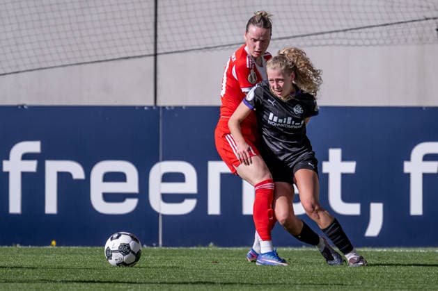 Fight for the ball duel between Franziska Kett FC Bayern Muenchen Frauen, 20 and Julie Terlinden SGS Essen, 02 at the corner flag GER, FC Bayern Muenchen Frauen vs SGS Essen, Football, DFB Pokal, Semifinal, Season 2025 2026, 06 04 2026 DFL DFB REGULATIONS PROHIBIT ANY USE OF PHOTOGRAPHS as IMAGE SEQUENCES and or QUASI VIDEO GER, FC Bayern Muenchen Frauen vs SGS Essen, Football, DFB Pokal, Semi-final, Season 2025 2026, 06 04 2026 Muenchen Copyright: xEibner-Pressefoto HeikexFeinerx EP_HFR