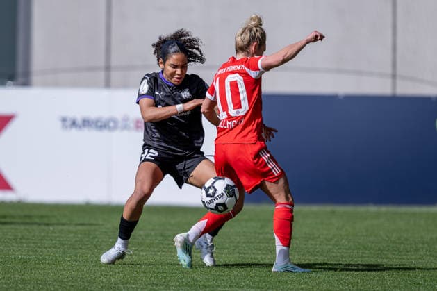 Fight for the ball duel between Ella Emilie Touon Mbenoun SGS Essen, 32 and Linda Dallmann FC Bayern Muenchen Frauen, 10 GER, FC Bayern Muenchen Frauen vs SGS Essen, Football, DFB Pokal, Semifinal, Season 2025 2026, 06 04 2026 DFL DFB REGULATIONS PROHIBIT ANY USE OF PHOTOGRAPHS as IMAGE SEQUENCES and or QUASI VIDEO GER, FC Bayern Muenchen Frauen vs SGS Essen, Football, DFB Pokal, Semifinal, Season 2025 2026, 06 04 2026 Muenchen Copyright: xEibner-Pressefoto HeikexFeinerx EP_HFR