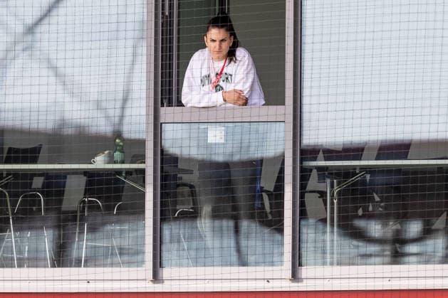 Jovana Damnjanovic FC Bayern Muenchen Frauen, 09 looks out of the window of a meeting room during the match GER, FC Bayern Muenchen Frauen vs SGS Essen, Football, DFB Pokal, Semifinal, Season 2025 2026, 06 04 2026 DFL DFB REGULATIONS PROHIBIT ANY USE OF PHOTOGRAPHS as IMAGE SEQUENCES and or QUASI VIDEO GER, FC Bayern Muenchen Frauen vs SGS Essen, Football, DFB Pokal, Semi-final, Season 2025 2026, 06 04 2026 Muenchen Copyright: xEibner-Pressefoto HeikexFeinerx EP_HFR