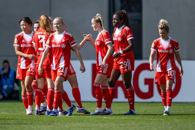 The Munich women celebrate with Momoko Tanikawa FC Bayern Muenchen Frauen, 18 her goal for 1 0 GER, FC Bayern Muenchen Frauen vs SGS Essen, Football, DFB Pokal, Semifinal, Season 2025 2026, 06 04 2026 DFL DFB REGULATIONS PROHIBIT ANY USE OF PHOTOGRAPHS as IMAGE SEQUENCES and or QUASI VIDEO GER, FC Bayern Muenchen Frauen vs SGS Essen, Football, DFB Pokal, Semifinal, Season 2025 2026, 06 04 2026 Muenchen Copyright: xEibner-Pressefoto HeikexFeinerx EP_HFR