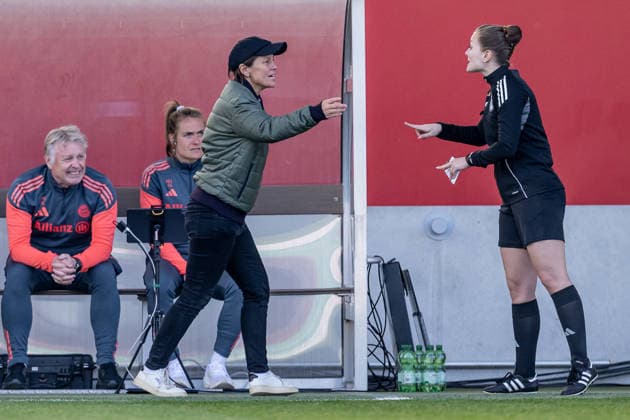 Bianca Rech Director, FC Bayern Muenchen Women in discussion with Selina Menzel 4 Official Referee GER, FC Bayern Muenchen Women vs SGS Essen, Football, DFB Pokal, Semi-Final, Season 2025 2026, 06 04 2026 DFL DFB REGULATIONS PROHIBIT ANY USE OF PHOTOGRAPHS as IMAGE SEQUENCES and or QUASI VIDEO GER, FC Bayern Muenchen Frauen vs SGS Essen, Football, DFB Pokal, Semi-final, Season 2025 2026, 06 04 2026 Muenchen Copyright: xEibner-Pressefoto HeikexFeinerx EP_HFR