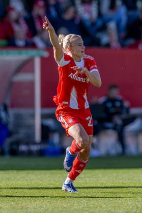 Pernille Harder FC Bayern Muenchen Frauen, 21 indicates where she wants the ball GER, FC Bayern Muenchen Frauen vs SGS Essen, Football, DFB Pokal, Semifinal, Season 2025 2026, 06 04 2026 DFL DFB REGULATIONS PROHIBIT ANY USE OF PHOTOGRAPHS as IMAGE SEQUENCES and or QUASI VIDEO GER, FC Bayern Muenchen Frauen vs SGS Essen, Football, DFB Pokal, Semi-final, Season 2025 2026, 06 04 2026 Muenchen Copyright: xEibner-Pressefoto HeikexFeinerx EP_HFR