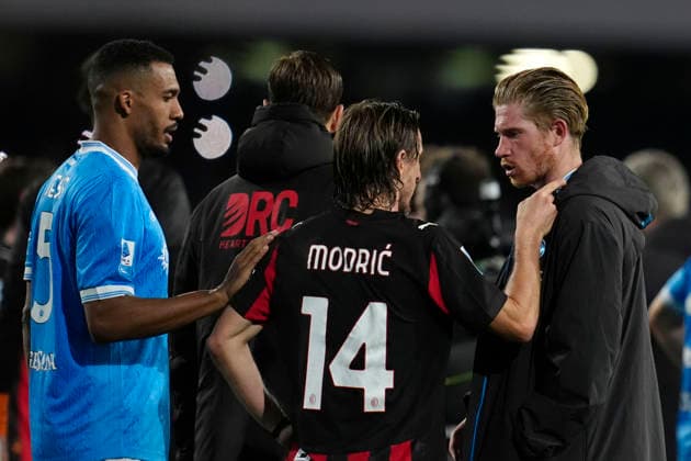 Kevin De Bruyne (SSC Napoli) talks to Luka Modric (AC Milan), Serie A, SSC Napoli v AC Milan, Diego Maradona Stadium, April 6, 2026, Napoli, Italy.