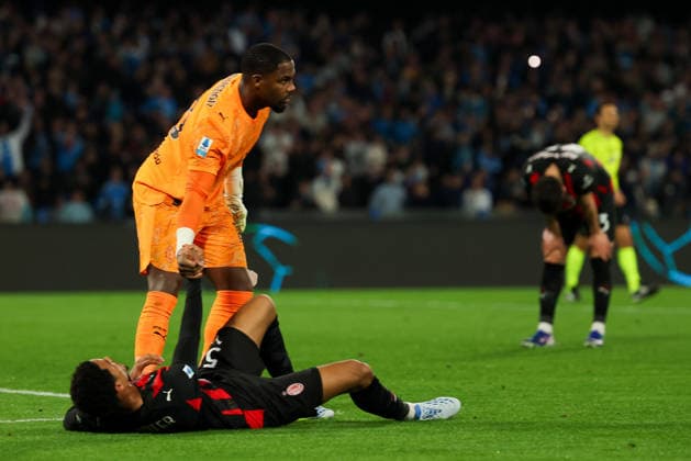 AC Milan s goalkeeper Mike Maignan, AC Milan s Koni De Winter during the Serie A soccer match between Napoli and Milan at the Diego Armando Maradona Stadium in Naples, southern italy - Monday , April 06 , 2026. - Soccer .  Copyright: xAlessandroxGarofalo LaPressex