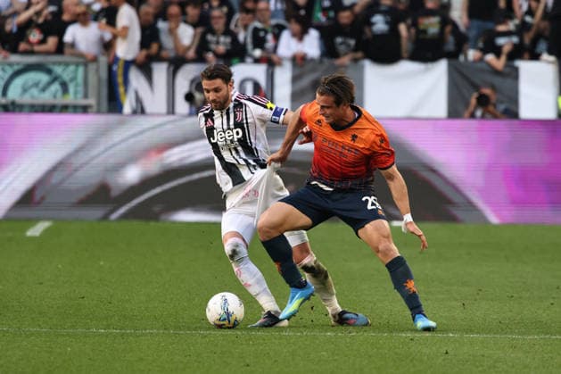 CALCIO - Serie A - Juventus FC vs Genoa CFC Lorenzo Colombo (Genoa CFC) against Manuel Locatelli (Juventus FC) during Juventus FC vs Genoa CFC, Italian soccer Serie A match in Turin, Italy, April 06 2026 Turin Italy  Copyright: xIPAxSport ABACAx