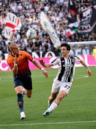 CALCIO - Serie A - Juventus FC vs Genoa CFC Leo Ostigard (Genoa CFC) against Andrea Cambiaso (Juventus FC) during Juventus FC vs Genoa CFC, Italian soccer Serie A match in Turin, Italy, April 06 2026 Turin Italy  Copyright: xIPAxSport ABACAx