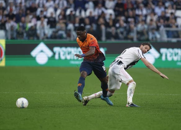 Caleb Ekuban of Genoa CFC andManuel Locatelli of Juventus FC during the Italian Serie A, football match between Juventus FC and Genoa CFC on 06 April 2026 at Allianz Stadium, Turin, Italy. Photo Nderim Kaceli  Copyright: xNderimxKaceli IPAxSportx xipa-agency.netx xx IPA_73794171 IPA_Agency_IPA73794171