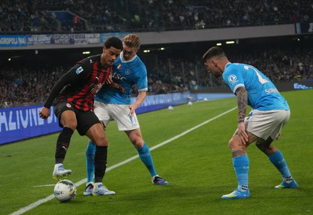 April 6, 2026, Napoli, ITALIA: Napoli™s midfielder Kevin De Bruyne (C) andNapoli™s forward Matteo Politano (R) in action during the Italian Serie A soccer match SSC Napoli vs AC Milan at Diego Armando Maradona Stadium in Naples, Italy, 6 April 2026. ANSA CESARE ABBATE. Serie A - Napoli Vs Milan  - ZUMAa110 20260406_zaf_a110_054 Copyright: xCesarexAbbatex