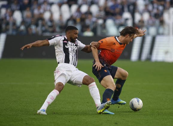 CALCIO - Serie A - Juventus FC vs Genoa CFC Gelson Bremer of Juventus FC and Lorenzo Colombo of Genoa CFCduring the Italian Serie A, football match between Juventus FC and Genoa CFC on 06 April 2026 at Allianz Stadium, Turin, Italy. Photo Nderim Kaceli Turin Italy  Copyright: xIPAxSport ABACAx