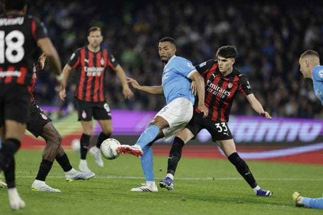CALCIO - Serie A - SSC Napoli vs AC Milan Napoli s Brazilian defender Juan Jesus challenges for the ball with Milan s Italian defender Davide Bartesaghi during the Serie A football match between SSC Napoli and AC Milan at the Diego Armando Maradona Stadium in Naples on April 06, 2026. Naples Italy  Copyright: xIPAxSport ABACAx