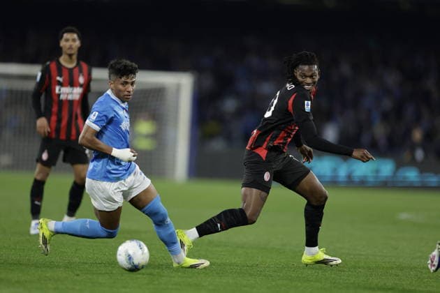 CALCIO - Serie A - SSC Napoli vs AC Milan Napoli s Brazilian forward Alisson Santos challenges for the ball with Milan s Portuguese forward Rafael Leao during the Serie A football match between SSC Napoli and AC Milan at the Diego Armando Maradona Stadium in Naples on April 06, 2026. Naples Italy  Copyright: xIPAxSport ABACAx