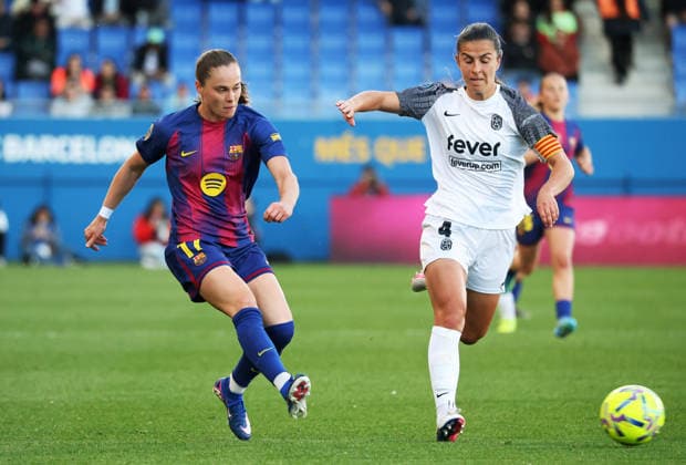 FC Barcelona, Barca Femeni v FC Badalona - Liga F Moeve Ewa Pajor and Sonia Garcia Majarin play during the match between FC Barcelona Femeni and Futbol Club Badalona Women, corresponding to week 25 of the Liga F Moeve, at the Johan Cruyff Stadium in Barcelona, Spain, on April 6, 2026. Barcelona Barcelona Spain  Copyright: xUrbanandsportx originalFilename:urbanandsport-fcbarcel260406_npiVh.jpg