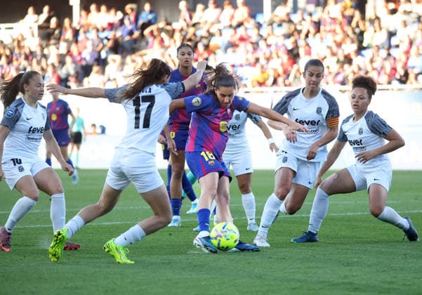 FC Barcelona, Barca Femeni v FC Badalona - Liga F Moeve Kika Nazareth plays during the match between FC Barcelona Femeni and Futbol Club Badalona Women, corresponding to week 25 of the Liga F Moeve, at the Johan Cruyff Stadium in Barcelona, Spain, on April 6, 2026. Barcelona Barcelona Spain  Copyright: xUrbanandsportx originalFilename:urbanandsport-fcbarcel260406_npkGc.jpg