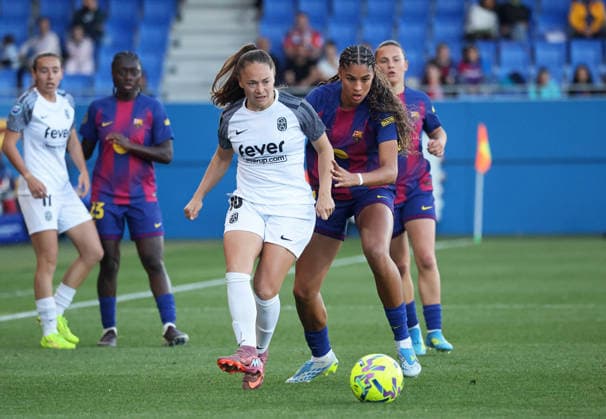 FC Barcelona, Barca Femeni v FC Badalona - Liga F Moeve Sydney Schertenleib and Estefania Banini play during the match between FC Barcelona Femeni and Futbol Club Badalona Women, corresponding to week 25 of the Liga F Moeve, at the Johan Cruyff Stadium in Barcelona, Spain, on April 6, 2026. Barcelona Barcelona Spain  Copyright: xUrbanandsportx originalFilename:urbanandsport-fcbarcel260406_npuBi.jpg