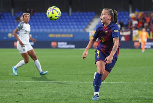 FC Barcelona, Barca Femeni v FC Badalona - Liga F Moeve Claudia Pina plays during the match between FC Barcelona Femeni and Futbol Club Badalona Women, corresponding to week 25 of the Liga F Moeve, at the Johan Cruyff Stadium in Barcelona, Spain, on April 6, 2026. Barcelona Barcelona Spain  Copyright: xUrbanandsportx originalFilename:urbanandsport-fcbarcel260406_npeov.jpg