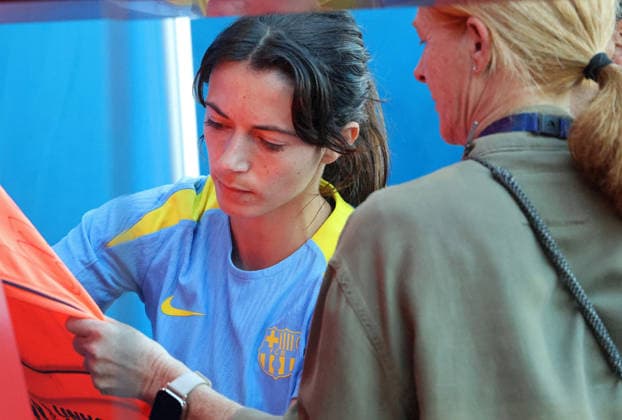 FC Barcelona, Barca Femeni v FC Badalona - Liga F Moeve Aitana Bonmati signs a t-shirt during the match between FC Barcelona Femeni and Futbol Club Badalona Women, corresponding to week 25 of the Liga F Moeve, at the Johan Cruyff Stadium in Barcelona, Spain, on April 6, 2026. Barcelona Barcelona Spain  Copyright: xUrbanandsportx originalFilename:urbanandsport-fcbarcel260406_npSCB.jpg