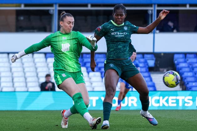 Birmingham City v Manchester City - Adobe Women s FA Cup Quarter Final Lucy Thomas of Birmingham City reaches the ball ahead of Khadija Shaw of Manchester City during the Adobe Women s FA Cup Quarter Final match between Birmingham City and Manchester City at St Andrews @ Knighthead Park, Birmingham, on April 6, 2026. Birmingham West Midlands United Kingdom  Copyright: xMIxNewsx originalFilename:fletcher-birmingh260406_nplqz.jpg