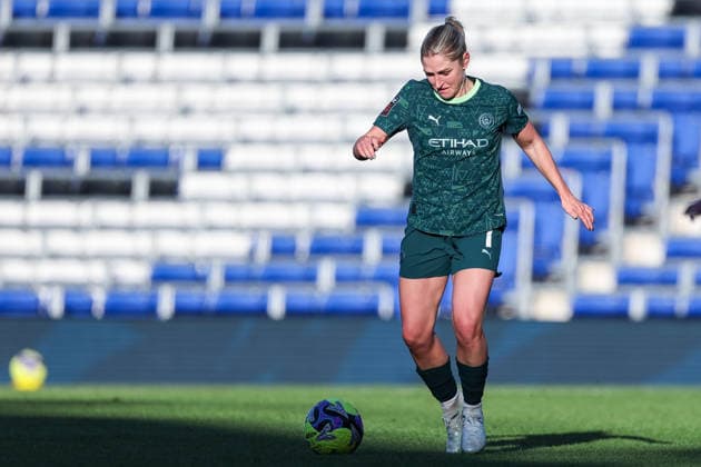 Birmingham City v Manchester City - Adobe Women s FA Cup Quarter Final Laura Coombs of Manchester City with the ball during the Adobe Women s FA Cup Quarter Final match between Birmingham City and Manchester City at St Andrews @ Knighthead Park, Birmingham, on April 6, 2026. Birmingham West Midlands United Kingdom  Copyright: xMIxNewsx originalFilename:fletcher-birmingh260406_np09Z.jpg