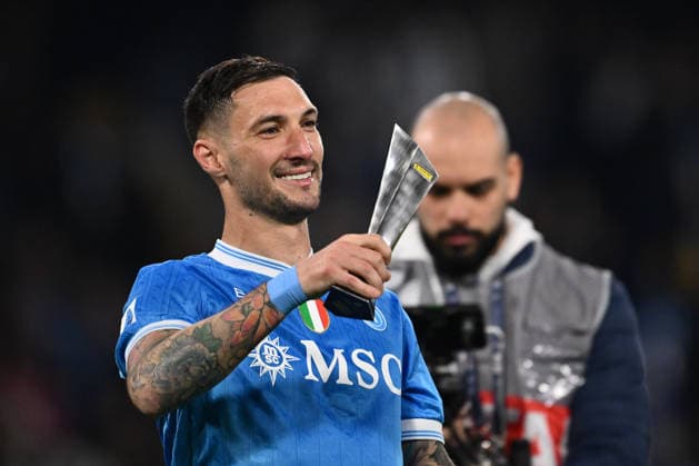 SSC Napoli v AC Milan - Serie A Matteo Politano of S.S.C. Napoli celebrates at the end of the 31st day of the Serie A Championship between S.S.C. Napoli and A.C. Milan at the Diego Armando Maradona Stadium on April 6, 2026, in Naples, Italy. Naples Italy Italy  Copyright: xDomenicoxCippitellix originalFilename:cippitelli-sscnapol260406_npgiH.jpg