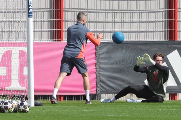 40 Jonas Urbig, goalkeeper, on the ball, co-trainer Andreas Rössl, goalkeeper training, football final training before UEFA Champions League match Real Madrid CF FC Bayern Munich 06 04 2026 Training ground, Säbenerstr PHOTO Mladen Lackovic LakoPress
