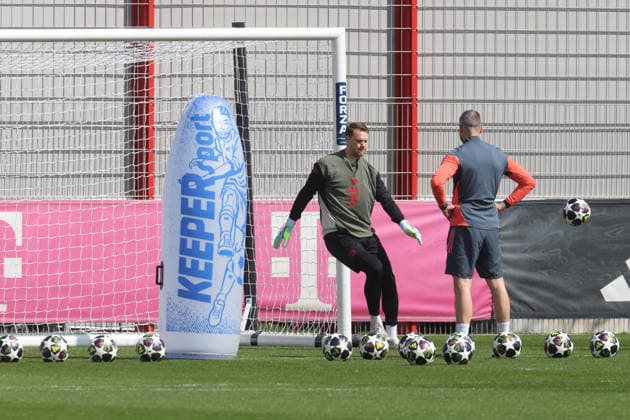 1 Manuel Neuer, goalkeeper, on the ball, co-trainer Andreas Rössl, goalkeeper training, football final training before UEFA Champions League match Real Madrid CF FC Bayern Munich 06 04 2026 Training ground, Säbenerstr PHOTO Mladen Lackovic LakoPress