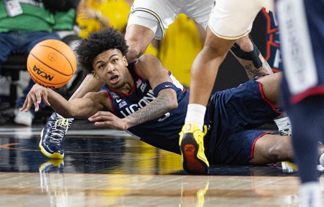 April 6, 2026, Indianapolis, Indiana, USA: UConns Jaylin Stewart fights for a loose ball against Michigan during first half action of the NCAA, College League, USA Mens Basketball Championship. Michigan went on to win 69-63. Monday, April 7, 2026. Indianapolis USA - ZUMAr44_ 20260406_zsp_r44_011 Copyright: xThomasxJ.xRussox