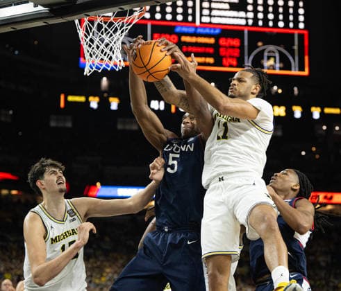 April 6, 2026, Indianapolis, Indiana, USA: Michigans Adam Mara and Roddy Gayle Jr battle UConns Tarris Reed, Jr. for a loose ball during the NCAA, College League, USA Mens Basketball Championship. Michigan went on to win, 69-63. Monday, April 7, 2026. Indianapolis USA - ZUMAr44_ 20260406_zsp_r44_017 Copyright: xThomasxJ.xRussox