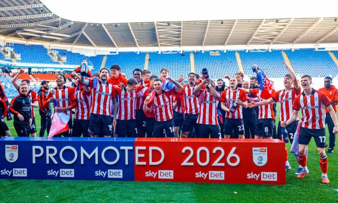 Reading v Lincoln City Sky Bet League 1 The Lincoln City team celebrate confirming promotion after the Sky Bet League 1 match at the Select Car Leasing Stadium, Reading 06 04 2026 UK Newspapers OUT Copyright: xNeilxHolmesx FIL-23249-0036