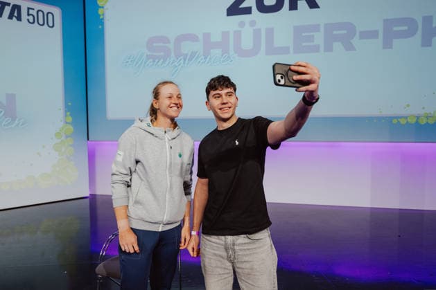 TENNIS - WTA, Tennis Damen Upper Austria Ladies Linz LINZ,AUSTRIA,07.APR.26 - TENNIS - WTA Tour, Upper Austria Ladies Linz. Image shows Liudmila Samsonova (RUS) and a participant.  GEPAxpictures xAlexanderxSolc
