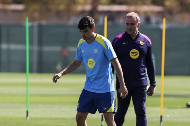 April 7, 2026, Sant Joan Despi, Barcelona, SPAIN: Pedri and Hansi Flick during the training day of FC Barcelona, Barca ahead UEFA Champions League 2025 26, Quarter-finals First Leg, football match against Atletico de Madrid at Ciutat Esportiva Joan Gamper on April 07, 2026 in Sant Joan Despi, Barcelona, Spain. FC Barcelona Training And press conference, PK, Pressekonferenz - Uefa Champions League 2025 26 Quarter-Finals First Leg - ZUMAa181 20260407_zaa_a181_016 Copyright: xJavierxBorregox