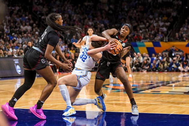 NCAA, College League, USA Final Four Basketball: South Carolina Gamecocks at UCLA Bruins South Carolina Gamecocks guard Raven Johnson (25) fights UCLA Bruins forward Angela DugaliÄ‡ (32) for the ball in the first half of the NCAA Final Four basketball game against the UCLA Bruins in Phoenix, Arizona, Sunday, April 5, 2026. UCLA defeated South Carolina 79-51 (Thomas Fernandez Image of . Phoenix Arizona United States EDITORIAL USE ONLY Copyright: xImagexofxSportx ThomasxFernandezx iosphotos404907