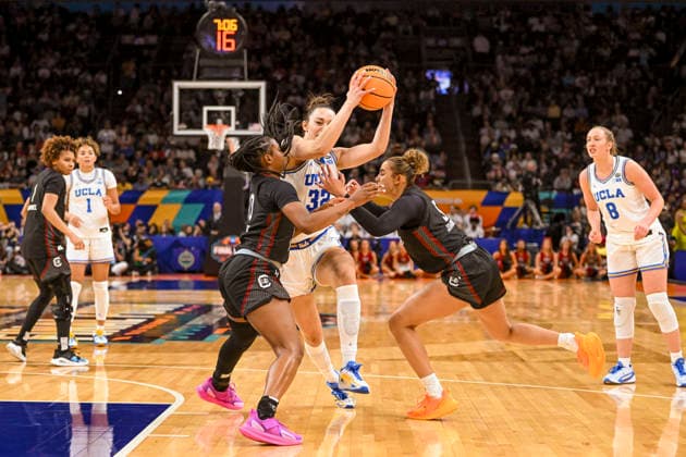 NCAA, College League, USA Final Four Basketball: South Carolina Gamecocks at UCLA Bruins UCLA Bruins forward Angela DugaliÄ‡ (32) drives towards the basket in the second half of the NCAA Final Four basketball game against the South Carolina Gamecocks in Phoenix, Arizona, Sunday, April 5, 2026. UCLA defeated South Carolina 79-51 (Thomas Fernandez Image of . Phoenix Arizona United States EDITORIAL USE ONLY Copyright: xImagexofxSportx ThomasxFernandezx iosphotos404940