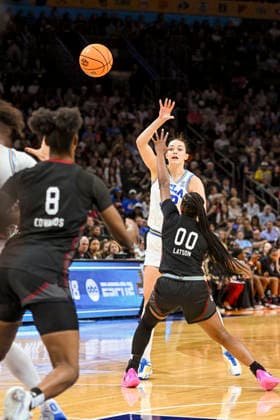 NCAA, College League, USA Final Four Basketball: South Carolina Gamecocks at UCLA Bruins UCLA Bruins forward Angela DugaliÄ‡ (32) passes the ball in the second half of the NCAA Final Four basketball game against the South Carolina Gamecocks in Phoenix, Arizona, Sunday, April 5, 2026. UCLA defeated South Carolina 79-51 (Thomas Fernandez Image of . Phoenix Arizona United States EDITORIAL USE ONLY Copyright: xImagexofxSportx ThomasxFernandezx iosphotos404941