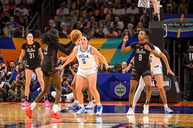 NCAA, College League, USA Final Four Basketball: South Carolina Gamecocks at UCLA Bruins UCLA Bruins guard Charlisse Leger-Walker (5) guards South Carolina Gamecocks guard Agot Makeer (44) in the second half of the NCAA Final Four basketball game against the South Carolina Gamecocks in Phoenix, Arizona, Sunday, April 5, 2026. UCLA defeated South Carolina 79-51 (Thomas Fernandez Image of . Phoenix Arizona United States EDITORIAL USE ONLY Copyright: xImagexofxSportx ThomasxFernandezx iosphotos404963