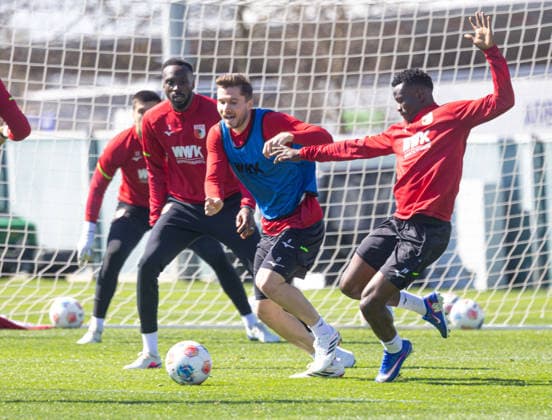 Kampf um den Ball zwischen Elvis Rexhbecaj (FC Augsburg 8, Mitte) und Uchenna Ogundu (FC Augsburg 39), hinten Chrislain Matsima (FC Augsburg 5), wieder im Training nach langer Verletzungspause; FC Augsburg, Training, *** Battle for the ball between Elvis Rexhbecaj FC Augsburg 8, center and Uchenna Ogundu FC Augsburg 39 , back Chrislain Matsima FC Augsburg 5 , back in training after a long injury break FC Augsburg, training, B-HAUPT