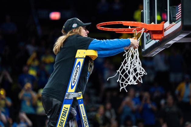 NCAA, College League, USA Basketball: NCAA Tournament Final Four Championship-South Carolina vs UCLA UCLA Bruins head coach Cori Close cuts down the net during the championship ceremony of the women s 2026 NCAA Tournament against the South Carolina Gamecocks at Mortgage Matchup Center, Sunday, April 5, 2026, in Phoenix, Arizona. UCLA defeated South Carolina 79-51. (Jon Endow Image of Phoenix Arizona United States EDITORIAL USE ONLY Copyright: xImagexofxSportx JonxEndowx iosphotos405040