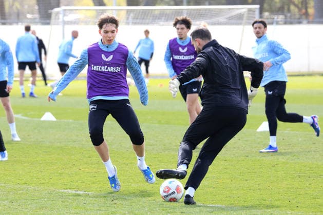 DEU, DFL, 2 FBL Hertha BSC, Training, 07 04 2026, Sportforum, Berlin, DEU, DFL, 2 FBL Hertha BSC, Training, im Bild Marius Gersbeck Hertha BSC Berlin 35 , Kennet Eichhorn Hertha BSC Berlin 23 DFL regulations prohibit any use of Photographs as image sequences and or quasi video nordphotoxGmbHx xEngler nph00076