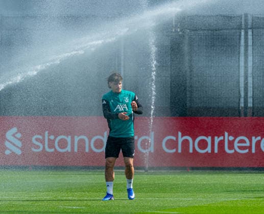 Football - UEFA Champions League - Quarter-FInal - 1st Leg - Paris Saint-Germain FC v Liverpool FC - MD-1 LIVERPOOL, ENGLAND - Tuesday, April 7, 2026: Liverpool s Milos Kerkez fights with a water spinkler during a training session at the AXA Training Centre ahead of the UEFA Champions League Quarter-Final 1st Leg match between Paris Saint-Germain FC and Liverpool FC. (Photo by David Rawcliffe Propaganda) LIVERPOOL AXA Training Centre MERSEYSIDE ENGLAND  Copyright: xDavidxRawcliffex P2026-04-07-PSG_Liverpool_MD-1-9