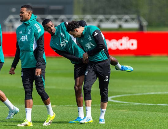 Football - UEFA Champions League - Quarter-FInal - 1st Leg - Paris Saint-Germain FC v Liverpool FC - MD-1 LIVERPOOL, ENGLAND - Tuesday, April 7, 2026: Liverpool s Alexander Isak (L) and Curtis Jones during a training session at the AXA Training Centre ahead of the UEFA Champions League Quarter-Final 1st Leg match between Paris Saint-Germain FC and Liverpool FC. (Photo by David Rawcliffe Propaganda) LIVERPOOL AXA Training Centre MERSEYSIDE ENGLAND  Copyright: xDavidxRawcliffex P2026-04-07-PSG_Liverpool_MD-1-28