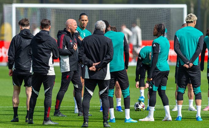 Football - UEFA Champions League - Quarter-FInal - 1st Leg - Paris Saint-Germain FC v Liverpool FC - MD-1 LIVERPOOL, ENGLAND - Tuesday, April 7, 2026: Liverpool s head coach Arne Slot speaks to his team during a training session at the AXA Training Centre ahead of the UEFA Champions League Quarter-Final 1st Leg match between Paris Saint-Germain FC and Liverpool FC. (Photo by David Rawcliffe Propaganda) LIVERPOOL AXA Training Centre MERSEYSIDE ENGLAND  Copyright: xDavidxRawcliffex P2026-04-07-PSG_Liverpool_MD-1-29